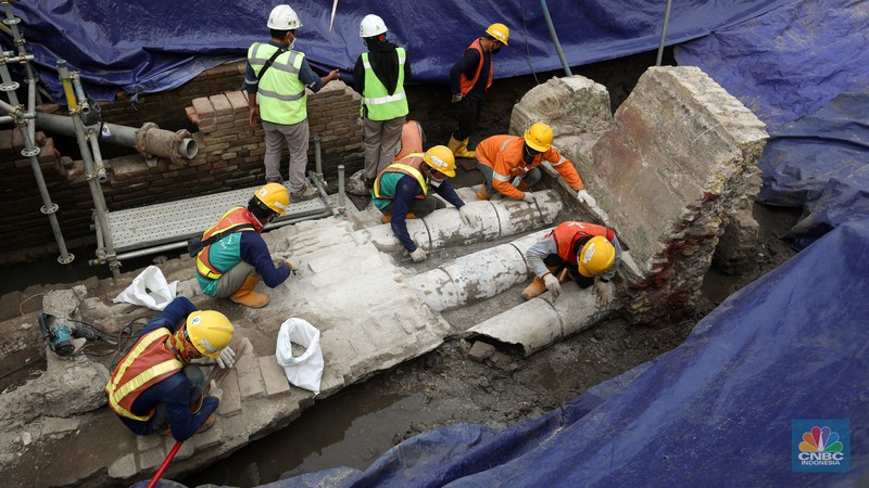 Petugas melihat material terakota yang dikumpulkan untuk dipindahkan saat proyek pembangunan jalur MRT Jakarta fase 2 CP-203 di kawasan Glodok, Jakarta Barat, Selasa (20/9/2022). Menurut Direktur Konstruksi PT MRT Jakarta (Perseroda), Silvia Halim pihaknya menemukan sejumlah cagar budaya berupa terakota dari jembatan, saluran air dan artefak yang selanjutnya akan dilestarikan di museum yang akan dibangun di sekitar Stasiun Kota Tua. (CNBC Indonesia/ Andrean Kristianto)
