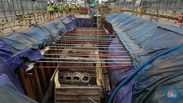 Penemuan Artefak dan Terakota Saat Pembangunan MRT Fase 2 di Glodok Sebuah terakota yang berada di proyek pembangunan jalur MRT Jakarta fase 2 CP-203 di kawasan Glodok, Jakarta Barat, Selasa (20/9/2022). Menurut Direktur Konstruksi PT MRT Jakarta (Perseroda), Silvia Halim pihaknya menemukan sejumlah cagar budaya berupa terakota dari jembatan, saluran air dan artefak yang selanjutnya akan dilestarikan di museum yang akan dibangun di sekitar Stasiun Kota Tua. (CNBC Indonesia/ Andrean Kristianto)