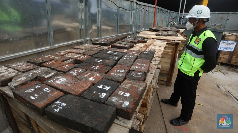 Penemuan Artefak dan Terakota Saat Pembangunan MRT Fase 2 di Glodok Petugas melihat material terakota yang dikumpulkan untuk dipindahkan saat proyek pembangunan jalur MRT Jakarta fase 2 CP-203 di kawasan Glodok, Jakarta Barat, Selasa (20/9/2022). Menurut Direktur Konstruksi PT MRT Jakarta (Perseroda), Silvia Halim pihaknya menemukan sejumlah cagar budaya berupa terakota dari jembatan, saluran air dan artefak yang selanjutnya akan dilestarikan di museum yang akan dibangun di sekitar Stasiun Kota Tua. (CNBC Indonesia/ Andrean Kristianto)