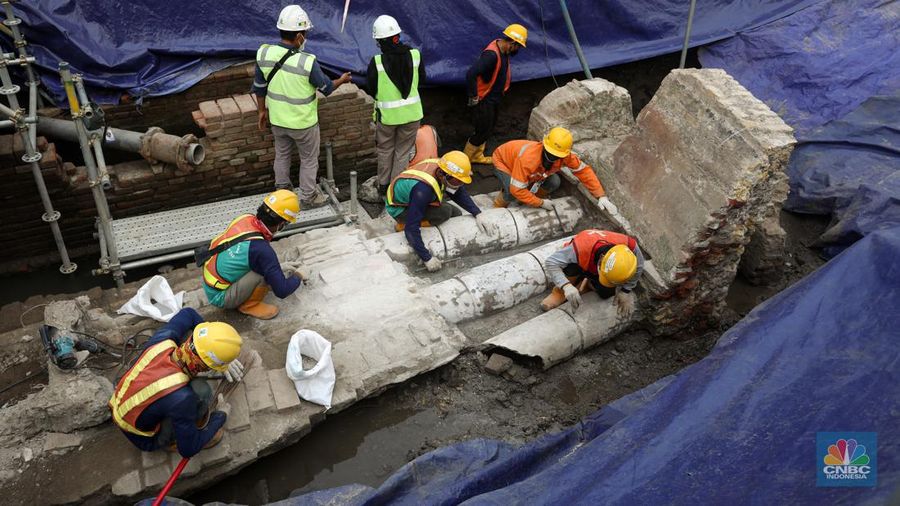 Petugas melihat material terakota yang dikumpulkan untuk dipindahkan saat proyek pembangunan jalur MRT Jakarta fase 2 CP-203 di kawasan Glodok, Jakarta Barat, Selasa (20/9/2022). Menurut Direktur Konstruksi PT MRT Jakarta (Perseroda), Silvia Halim pihaknya menemukan sejumlah cagar budaya berupa terakota dari jembatan, saluran air dan artefak yang selanjutnya akan dilestarikan di museum yang akan dibangun di sekitar Stasiun Kota Tua. (CNBC Indonesia/ Andrean Kristianto)