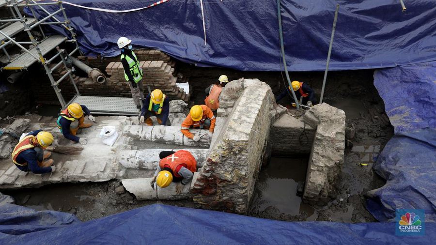 Tim arkeolog membogkar terakota yang ditemukan untuk dipindahahkan saat proyek pembangunan jalur MRT Jakarta fase 2 CP-203 di kawasan Glodok, Jakarta Barat, Selasa (20/9/2022). Menurut Direktur Konstruksi PT MRT Jakarta (Perseroda), Silvia Halim pihaknya menemukan sejumlah cagar budaya berupa terakota dari jembatan, saluran air dan artefak yang selanjutnya akan dilestarikan di museum yang akan dibangun di sekitar Stasiun Kota Tua. (CNBC Indonesia/ Andrean Kristianto)