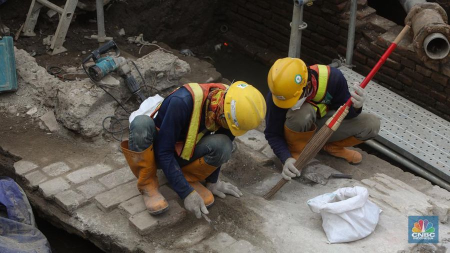 Tim arkeolog membogkar terakota yang ditemukan untuk dipindahahkan saat proyek pembangunan jalur MRT Jakarta fase 2 CP-203 di kawasan Glodok, Jakarta Barat, Selasa (20/9/2022). Menurut Direktur Konstruksi PT MRT Jakarta (Perseroda), Silvia Halim pihaknya menemukan sejumlah cagar budaya berupa terakota dari jembatan, saluran air dan artefak yang selanjutnya akan dilestarikan di museum yang akan dibangun di sekitar Stasiun Kota Tua. (CNBC Indonesia/ Andrean Kristianto)