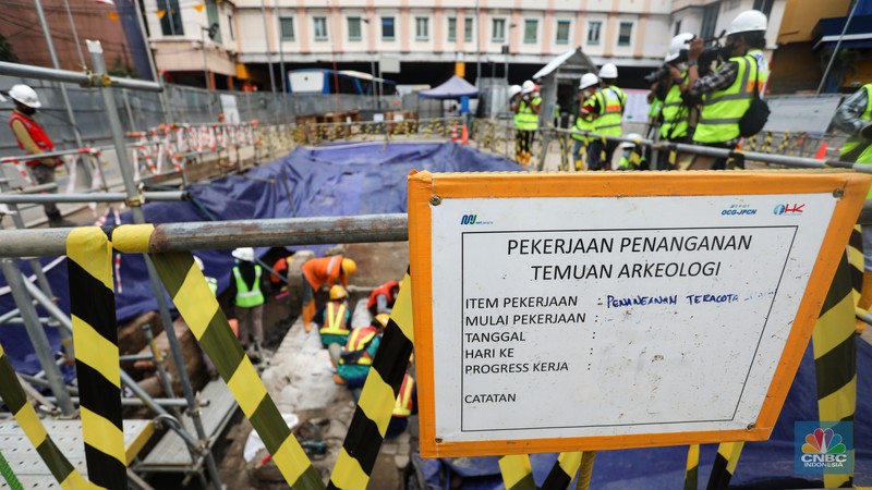 Tim arkeolog membogkar terakota yang ditemukan untuk dipindahahkan saat proyek pembangunan jalur MRT Jakarta fase 2 CP-203 di kawasan Glodok, Jakarta Barat, Selasa (20/9/2022). Menurut Direktur Konstruksi PT MRT Jakarta (Perseroda), Silvia Halim pihaknya menemukan sejumlah cagar budaya berupa terakota dari jembatan, saluran air dan artefak yang selanjutnya akan dilestarikan di museum yang akan dibangun di sekitar Stasiun Kota Tua. (CNBC Indonesia/ Andrean Kristianto)