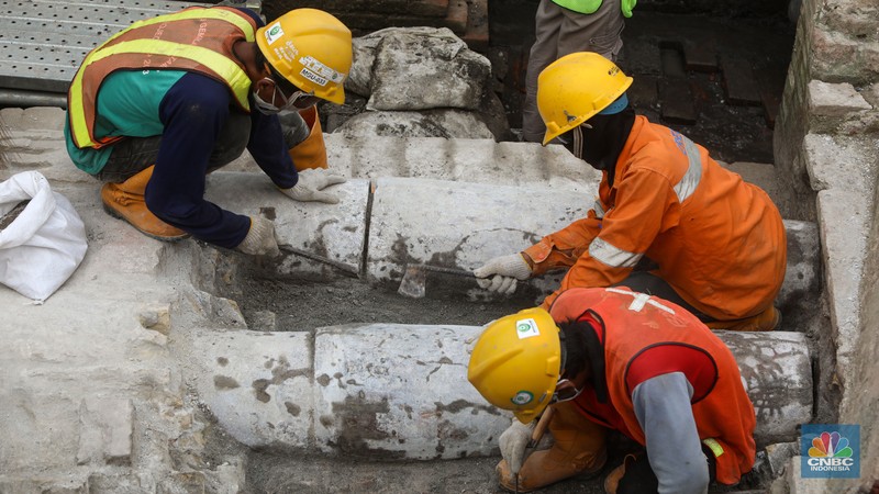 Tim arkeolog membogkar terakota yang ditemukan untuk dipindahahkan saat proyek pembangunan jalur MRT Jakarta fase 2 CP-203 di kawasan Glodok, Jakarta Barat, Selasa (20/9/2022). Menurut Direktur Konstruksi PT MRT Jakarta (Perseroda), Silvia Halim pihaknya menemukan sejumlah cagar budaya berupa terakota dari jembatan, saluran air dan artefak yang selanjutnya akan dilestarikan di museum yang akan dibangun di sekitar Stasiun Kota Tua. (CNBC Indonesia/ Andrean Kristianto)