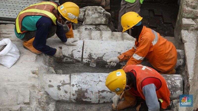 Tim arkeolog membogkar terakota yang ditemukan untuk dipindahahkan saat proyek pembangunan jalur MRT Jakarta fase 2 CP-203 di kawasan Glodok, Jakarta Barat, Selasa (20/9/2022). Menurut Direktur Konstruksi PT MRT Jakarta (Perseroda), Silvia Halim pihaknya menemukan sejumlah cagar budaya berupa terakota dari jembatan, saluran air dan artefak yang selanjutnya akan dilestarikan di museum yang akan dibangun di sekitar Stasiun Kota Tua. (CNBC Indonesia/ Andrean Kristianto)