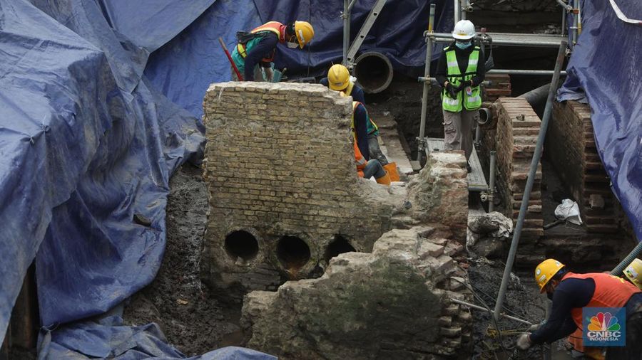 Tim arkeolog membogkar terakota yang ditemukan untuk dipindahahkan saat proyek pembangunan jalur MRT Jakarta fase 2 CP-203 di kawasan Glodok, Jakarta Barat, Selasa (20/9/2022). Menurut Direktur Konstruksi PT MRT Jakarta (Perseroda), Silvia Halim pihaknya menemukan sejumlah cagar budaya berupa terakota dari jembatan, saluran air dan artefak yang selanjutnya akan dilestarikan di museum yang akan dibangun di sekitar Stasiun Kota Tua. (CNBC Indonesia/ Andrean Kristianto)