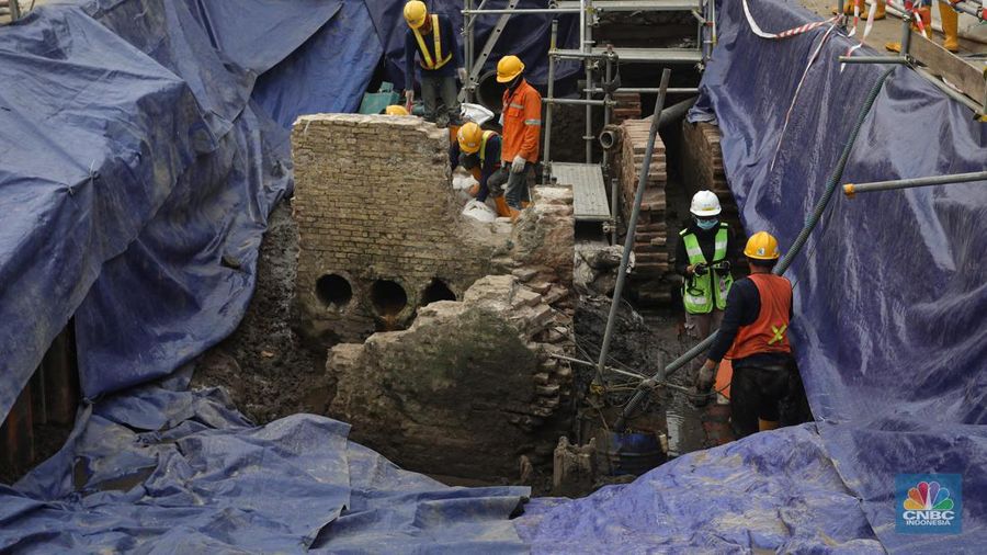 Tim arkeolog membogkar terakota yang ditemukan untuk dipindahahkan saat proyek pembangunan jalur MRT Jakarta fase 2 CP-203 di kawasan Glodok, Jakarta Barat, Selasa (20/9/2022). Menurut Direktur Konstruksi PT MRT Jakarta (Perseroda), Silvia Halim pihaknya menemukan sejumlah cagar budaya berupa terakota dari jembatan, saluran air dan artefak yang selanjutnya akan dilestarikan di museum yang akan dibangun di sekitar Stasiun Kota Tua. (CNBC Indonesia/ Andrean Kristianto)