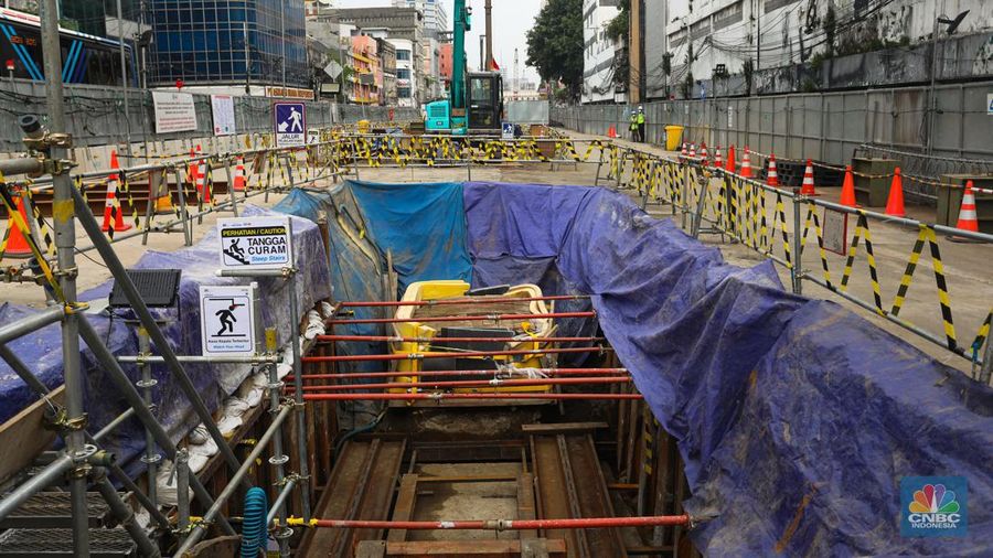 Tim arkeolog membogkar terakota yang ditemukan untuk dipindahahkan saat proyek pembangunan jalur MRT Jakarta fase 2 CP-203 di kawasan Glodok, Jakarta Barat, Selasa (20/9/2022). Menurut Direktur Konstruksi PT MRT Jakarta (Perseroda), Silvia Halim pihaknya menemukan sejumlah cagar budaya berupa terakota dari jembatan, saluran air dan artefak yang selanjutnya akan dilestarikan di museum yang akan dibangun di sekitar Stasiun Kota Tua. (CNBC Indonesia/ Andrean Kristianto)