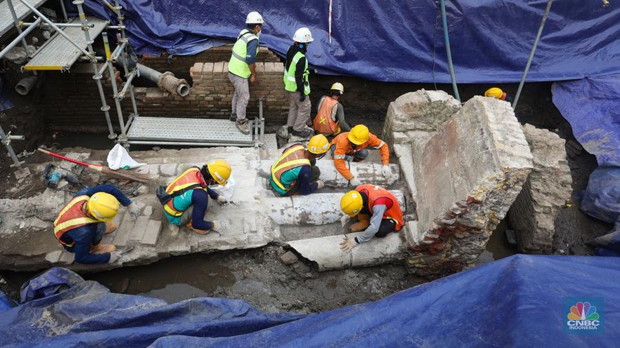 Tim arkeolog membogkar terakota yang ditemukan untuk dipindahahkan saat proyek pembangunan jalur MRT Jakarta fase 2 CP-203 di kawasan Glodok, Jakarta Barat, Selasa (20/9/2022). Menurut Direktur Konstruksi PT MRT Jakarta (Perseroda), Silvia Halim pihaknya menemukan sejumlah cagar budaya berupa terakota dari jembatan, saluran air dan artefak yang selanjutnya akan dilestarikan di museum yang akan dibangun di sekitar Stasiun Kota Tua. (CNBC Indonesia/ Andrean Kristianto)