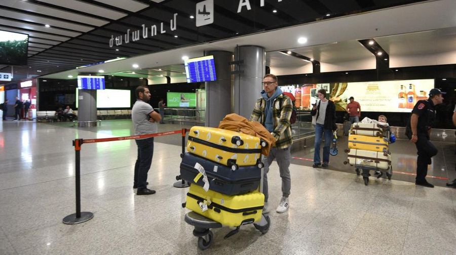 Ramai-ramai warga Rusia kini hendak pergi dari negara itu. Bahkan harga tiket penerbangan satu arah dari beruang merah meroket tajam dan habis dengan cepat. (Getty Images/Sean Gallup)