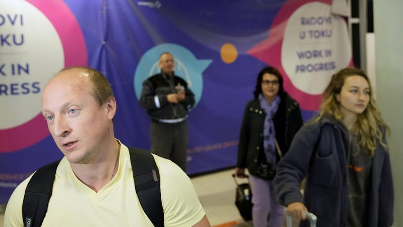 Ramai-ramai warga Rusia kini hendak pergi dari negara itu. Bahkan harga tiket penerbangan satu arah dari beruang merah meroket tajam dan habis dengan cepat. (Getty Images/Sean Gallup)