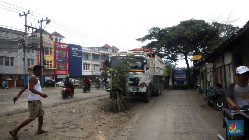 Sejumlah kendaraan melintas di jalan yang rusak di Kawasan Jalan raya Perancis Dadap, Tangerang Kamis, (22/9/2022). (CNBC Indonesia/Muhammad Sabki) Sejumlah kendaraan melintas di jalan yang rusak di Kawasan Jalan raya Perancis Dadap, Tangerang Kamis, (22/9/2022). (CNBC Indonesia/Muhammad Sabki)