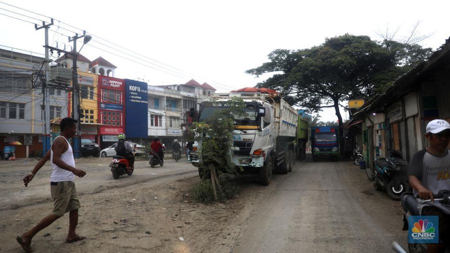 Sejumlah kendaraan melintas di jalan yang rusak di Kawasan Jalan raya Perancis Dadap, Tangerang Kamis, (22/9/2022). (CNBC Indonesia/Muhammad Sabki)