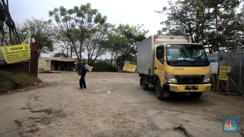 Sejumlah kendaraan melintas di jalan yang rusak di Kawasan Jalan raya Perancis Dadap, Tangerang Kamis, (22/9/2022). (CNBC Indonesia/Muhammad Sabki)