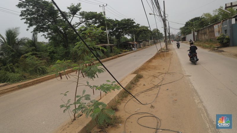 Sejumlah kendaraan melintas di jalan yang rusak di Kawasan Jalan raya Perancis Dadap, Tangerang Kamis, (22/9/2022). (CNBC Indonesia/Muhammad Sabki) Sejumlah kendaraan melintas di jalan yang rusak di Kawasan Jalan raya Perancis Dadap, Tangerang Kamis, (22/9/2022). (CNBC Indonesia/Muhammad Sabki)