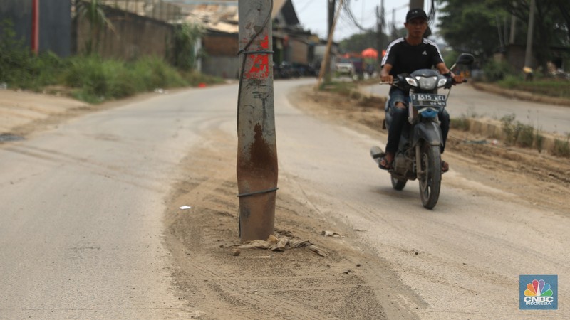 Sejumlah kendaraan melintas di jalan yang rusak di Kawasan Jalan raya Perancis Dadap, Tangerang Kamis, (22/9/2022). (CNBC Indonesia/Muhammad Sabki) Sejumlah kendaraan melintas di jalan yang rusak di Kawasan Jalan raya Perancis Dadap, Tangerang Kamis, (22/9/2022). (CNBC Indonesia/Muhammad Sabki)