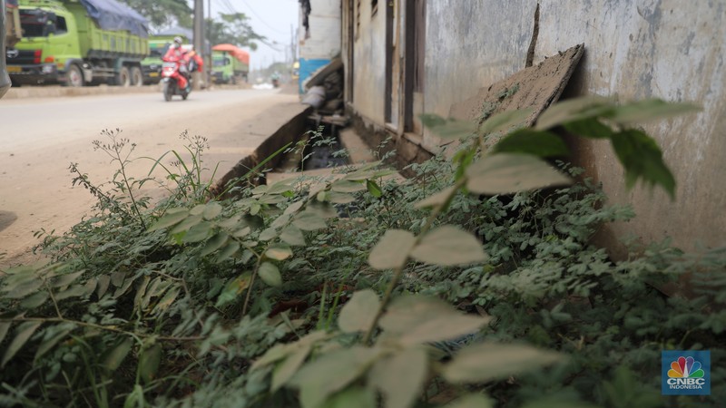 Sejumlah kendaraan melintas di jalan yang rusak di Kawasan Jalan raya Perancis Dadap, Tangerang Kamis, (22/9/2022). (CNBC Indonesia/Muhammad Sabki) Sejumlah kendaraan melintas di jalan yang rusak di Kawasan Jalan raya Perancis Dadap, Tangerang Kamis, (22/9/2022). (CNBC Indonesia/Muhammad Sabki)