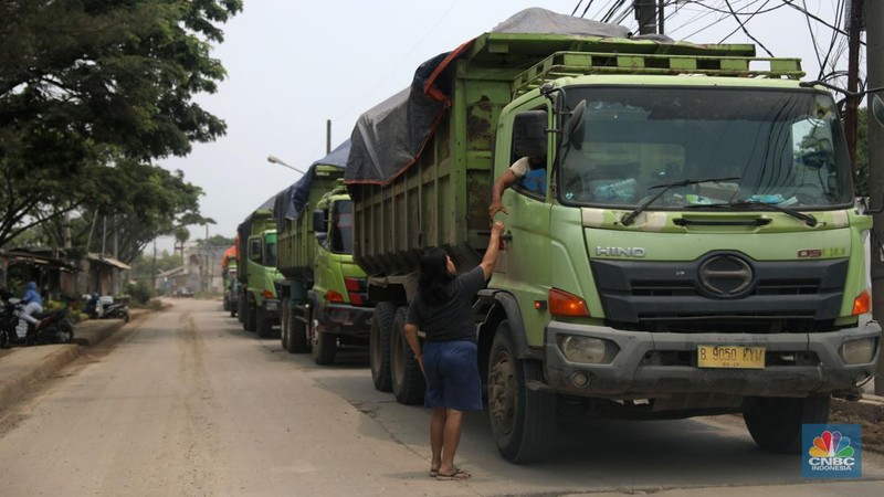Sejumlah kendaraan melintas di jalan yang rusak di Kawasan Jalan raya Perancis Dadap, Tangerang Kamis, (22/9/2022). (CNBC Indonesia/Muhammad Sabki)