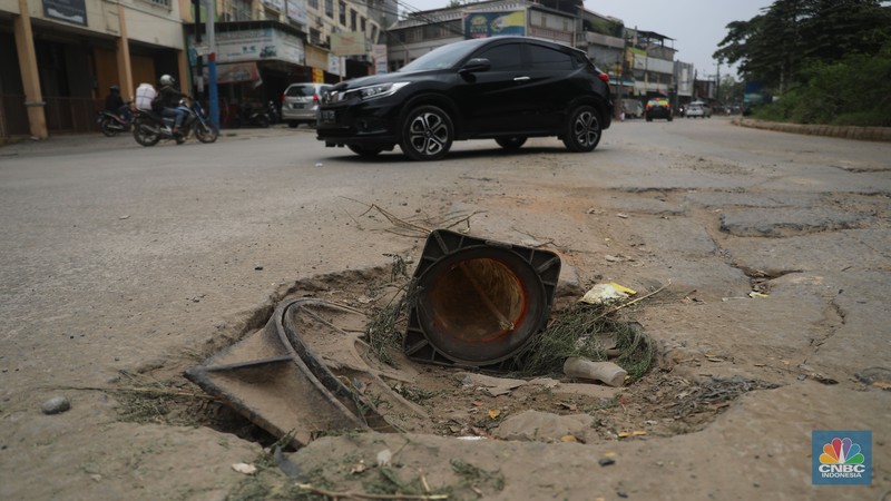 Sejumlah kendaraan melintas di jalan yang rusak di Kawasan Jalan raya Perancis Dadap, Tangerang Kamis, (22/9/2022). (CNBC Indonesia/Muhammad Sabki) Sejumlah kendaraan melintas di jalan yang rusak di Kawasan Jalan raya Perancis Dadap, Tangerang Kamis, (22/9/2022). (CNBC Indonesia/Muhammad Sabki)
