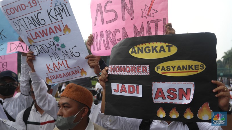 Sejumlah massa aksi dari  Dewan Pengurus Nasional Forum Komunikasi Nakes dan Non-Nakes Indonesia (DPN FKHN Indonesia) menggelar unjuk rasa di kawaasan Patung Kuda, Jakarta, Kamis (22/9/2022). (CNBC Indonesia/Andrean Kristianto)
