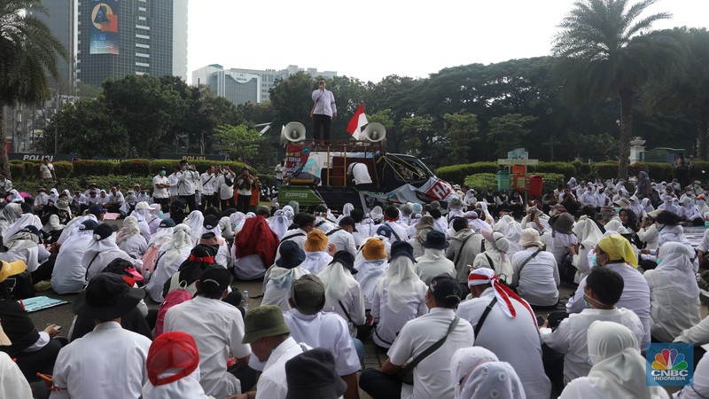 Sejumlah massa aksi dari  Dewan Pengurus Nasional Forum Komunikasi Nakes dan Non-Nakes Indonesia (DPN FKHN Indonesia) menggelar unjuk rasa di kawaasan Patung Kuda, Jakarta, Kamis (22/9/2022). (CNBC Indonesia/Andrean Kristianto)