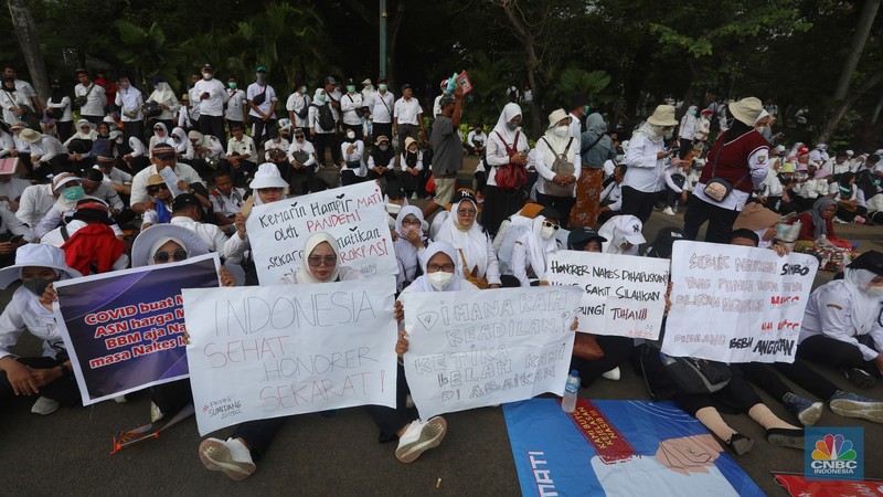 Sejumlah massa aksi dari  Dewan Pengurus Nasional Forum Komunikasi Nakes dan Non-Nakes Indonesia (DPN FKHN Indonesia) menggelar unjuk rasa di kawaasan Patung Kuda, Jakarta, Kamis (22/9/2022). (CNBC Indonesia/Andrean Kristianto)