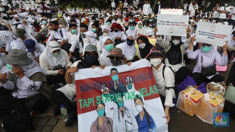 Sejumlah massa aksi dari  Dewan Pengurus Nasional Forum Komunikasi Nakes dan Non-Nakes Indonesia (DPN FKHN Indonesia) menggelar unjuk rasa di kawaasan Patung Kuda, Jakarta, Kamis (22/9/2022). (CNBC Indonesia/Andrean Kristianto)