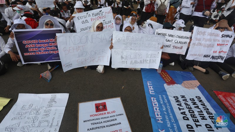Sejumlah massa aksi dari  Dewan Pengurus Nasional Forum Komunikasi Nakes dan Non-Nakes Indonesia (DPN FKHN Indonesia) menggelar unjuk rasa di kawaasan Patung Kuda, Jakarta, Kamis (22/9/2022). (CNBC Indonesia/Andrean Kristianto)