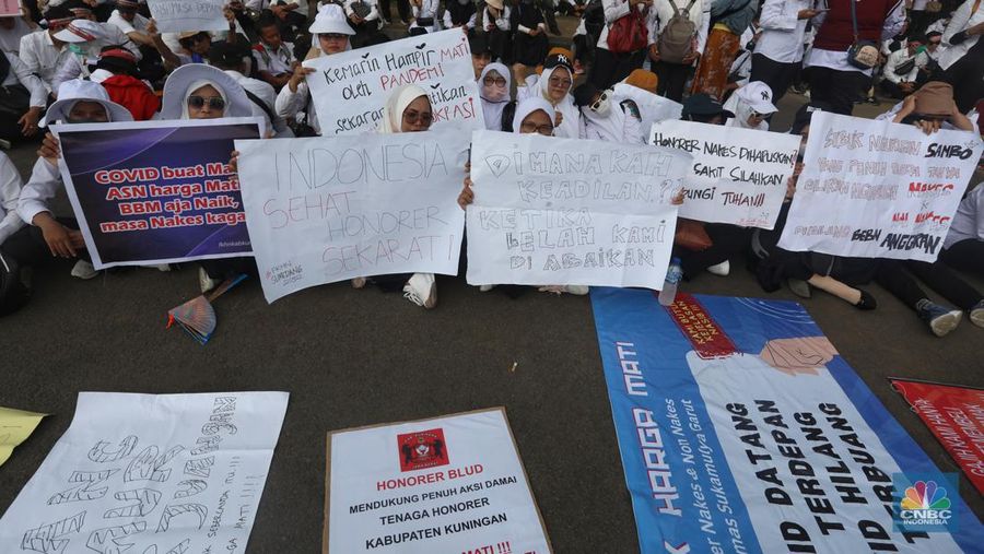 Sejumlah massa aksi dari  Dewan Pengurus Nasional Forum Komunikasi Nakes dan Non-Nakes Indonesia (DPN FKHN Indonesia) menggelar unjuk rasa di kawaasan Patung Kuda, Jakarta, Kamis (22/9/2022). (CNBC Indonesia/Andrean Kristianto)