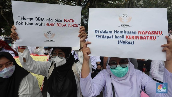 Sejumlah massa aksi dari Dewan Pengurus Nasional Forum Komunikasi Nakes dan Non-Nakes Indonesia (DPN FKHN Indonesia) menggelar unjuk rasa di kawaasan Patung Kuda, Jakarta, Kamis (22/9/2022). (CNBC Indonesia/Andrean Kristianto) Sejumlah massa aksi dari Dewan Pengurus Nasional Forum Komunikasi Nakes dan Non-Nakes Indonesia (DPN FKHN Indonesia) menggelar unjuk rasa di kawaasan Patung Kuda, Jakarta, Kamis (22/9/2022). (CNBC Indonesia/Andrean Kristianto)