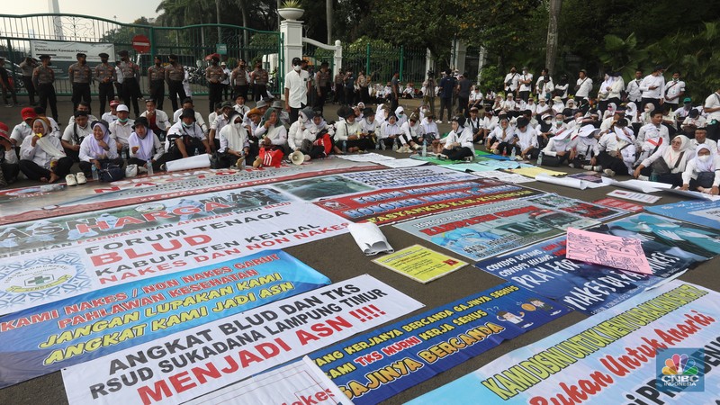 Sejumlah massa aksi dari  Dewan Pengurus Nasional Forum Komunikasi Nakes dan Non-Nakes Indonesia (DPN FKHN Indonesia) menggelar unjuk rasa di kawaasan Patung Kuda, Jakarta, Kamis (22/9/2022). (CNBC Indonesia/Andrean Kristianto)