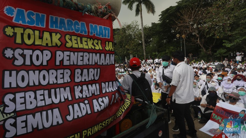 Sejumlah massa aksi dari  Dewan Pengurus Nasional Forum Komunikasi Nakes dan Non-Nakes Indonesia (DPN FKHN Indonesia) menggelar unjuk rasa di kawaasan Patung Kuda, Jakarta, Kamis (22/9/2022). (CNBC Indonesia/Andrean Kristianto)