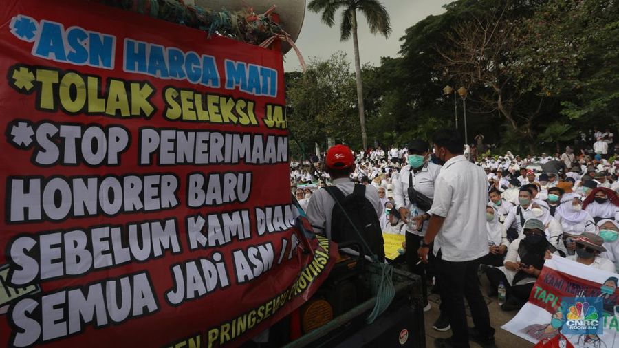 Sejumlah massa aksi dari  Dewan Pengurus Nasional Forum Komunikasi Nakes dan Non-Nakes Indonesia (DPN FKHN Indonesia) menggelar unjuk rasa di kawaasan Patung Kuda, Jakarta, Kamis (22/9/2022). (CNBC Indonesia/Andrean Kristianto)