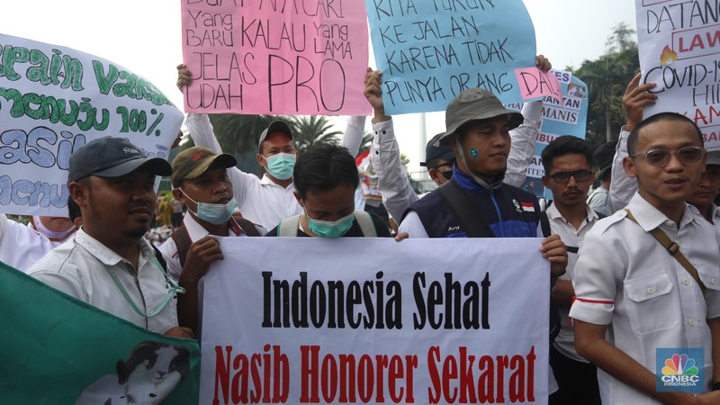 Sejumlah massa aksi dari  Dewan Pengurus Nasional Forum Komunikasi Nakes dan Non-Nakes Indonesia (DPN FKHN Indonesia) menggelar unjuk rasa di kawaasan Patung Kuda, Jakarta, Kamis (22/9/2022). (CNBC Indonesia/Andrean Kristianto)