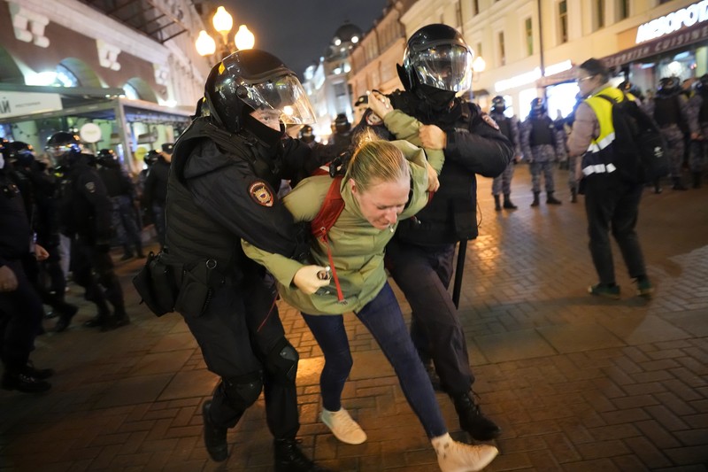 Seorang aktivis berpartisipasi dalam protes tanpa izin di Arbat Street 21 September 2022 di Moskow, Rusia. (AP/Alexander Zemlianichenko) Seorang aktivis berpartisipasi dalam protes tanpa izin di Arbat Street 21 September 2022 di Moskow, Rusia. (AP/Alexander Zemlianichenko)