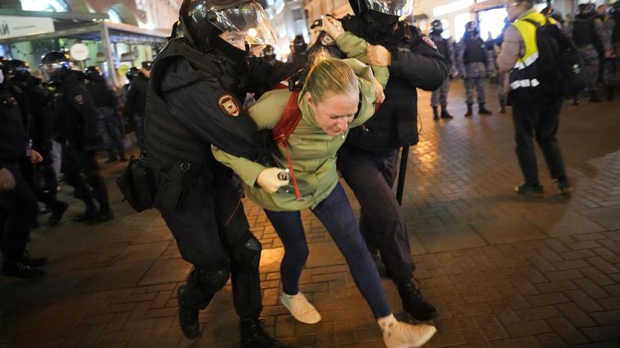 Seorang aktivis berpartisipasi dalam protes tanpa izin di Arbat Street 21 September 2022 di Moskow, Rusia. (AP/Alexander Zemlianichenko)
