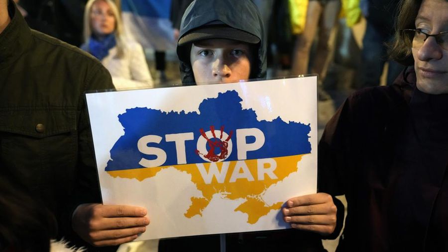 Seorang aktivis berpartisipasi dalam protes tanpa izin di Arbat Street 21 September 2022 di Moskow, Rusia. (AP/Alexander Zemlianichenko)