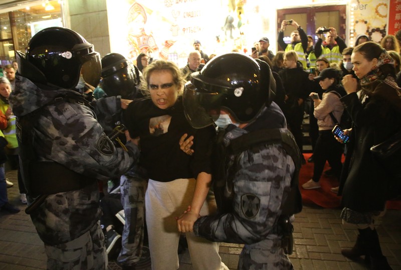 Seorang aktivis berpartisipasi dalam protes tanpa izin di Arbat Street 21 September 2022 di Moskow, Rusia. (AP/Alexander Zemlianichenko) Seorang aktivis berpartisipasi dalam protes tanpa izin di Arbat Street 21 September 2022 di Moskow, Rusia. (AP/Alexander Zemlianichenko)
