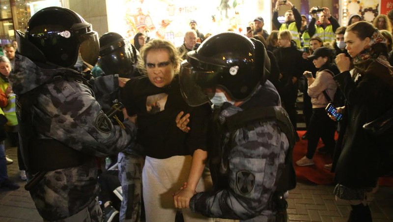 Seorang aktivis berpartisipasi dalam protes tanpa izin di Arbat Street 21 September 2022 di Moskow, Rusia. (AP/Alexander Zemlianichenko)