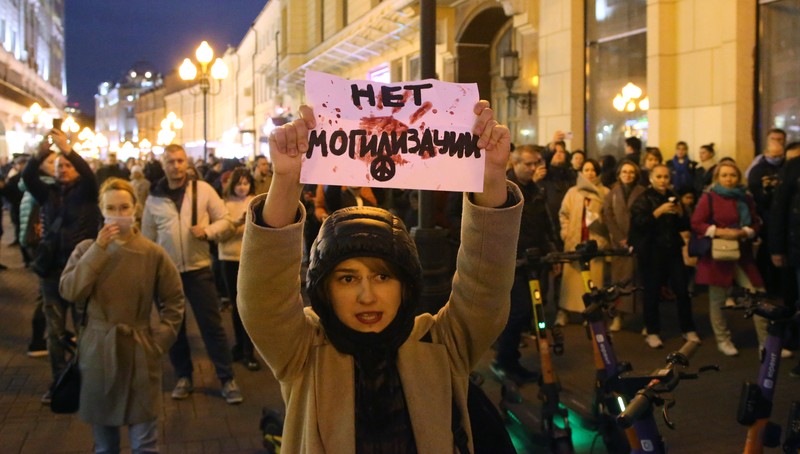 Seorang aktivis berpartisipasi dalam protes tanpa izin di Arbat Street 21 September 2022 di Moskow, Rusia. (AP/Alexander Zemlianichenko) Seorang aktivis berpartisipasi dalam protes tanpa izin di Arbat Street 21 September 2022 di Moskow, Rusia. (AP/Alexander Zemlianichenko)