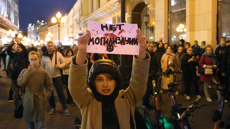 Seorang aktivis berpartisipasi dalam protes tanpa izin di Arbat Street 21 September 2022 di Moskow, Rusia. (AP/Alexander Zemlianichenko)
