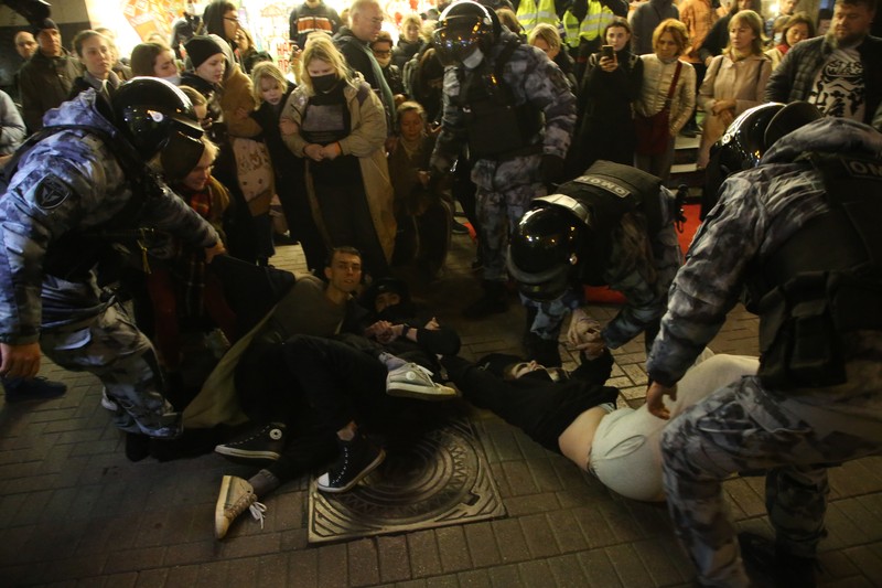 Seorang aktivis berpartisipasi dalam protes tanpa izin di Arbat Street 21 September 2022 di Moskow, Rusia. (AP/Alexander Zemlianichenko) Seorang aktivis berpartisipasi dalam protes tanpa izin di Arbat Street 21 September 2022 di Moskow, Rusia. (AP/Alexander Zemlianichenko)
