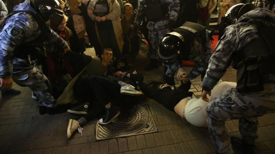 Seorang aktivis berpartisipasi dalam protes tanpa izin di Arbat Street 21 September 2022 di Moskow, Rusia. (AP/Alexander Zemlianichenko)