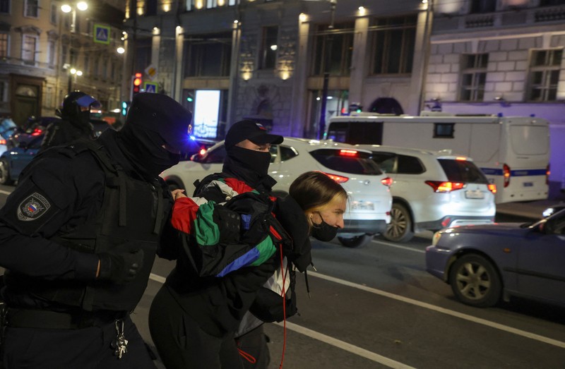 Seorang aktivis berpartisipasi dalam protes tanpa izin di Arbat Street 21 September 2022 di Moskow, Rusia. (AP/Alexander Zemlianichenko) Seorang aktivis berpartisipasi dalam protes tanpa izin di Arbat Street 21 September 2022 di Moskow, Rusia. (AP/Alexander Zemlianichenko)