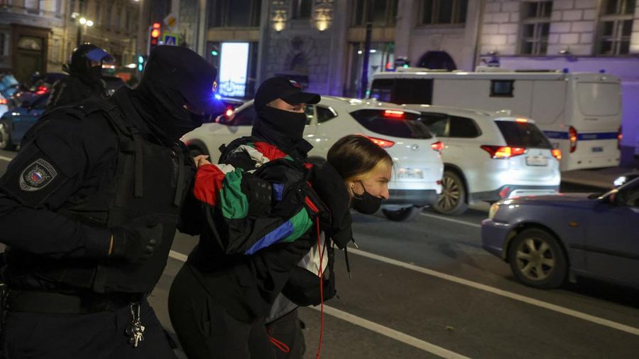 Seorang aktivis berpartisipasi dalam protes tanpa izin di Arbat Street 21 September 2022 di Moskow, Rusia. (AP/Alexander Zemlianichenko)
