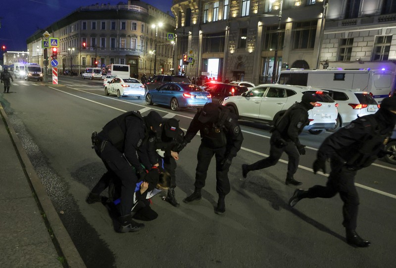 Seorang aktivis berpartisipasi dalam protes tanpa izin di Arbat Street 21 September 2022 di Moskow, Rusia. (AP/Alexander Zemlianichenko) Seorang aktivis berpartisipasi dalam protes tanpa izin di Arbat Street 21 September 2022 di Moskow, Rusia. (AP/Alexander Zemlianichenko)