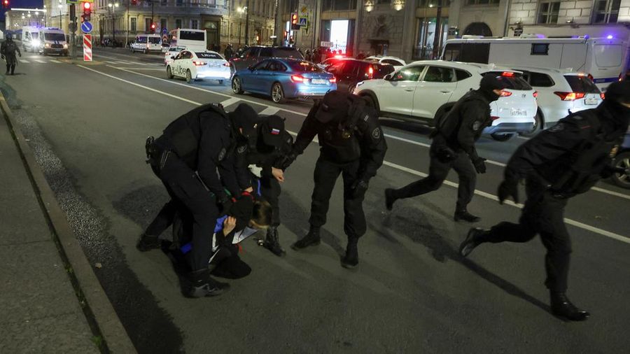 Seorang aktivis berpartisipasi dalam protes tanpa izin di Arbat Street 21 September 2022 di Moskow, Rusia. (AP/Alexander Zemlianichenko)
