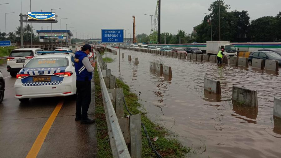 Banjir di KM.08 Tol BSD, Pengendara dari arah Pd Indah menuju Serpong bisa keluar di Exit Pd Ranji/Bintaro Exchange. (Dok: Twitter @NTMCLantasPolri)