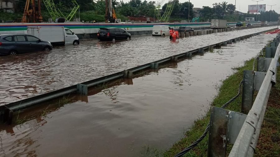 Banjir di KM.08 Tol BSD, Pengendara dari arah Pd Indah menuju Serpong bisa keluar di Exit Pd Ranji/Bintaro Exchange. (Dok: Twitter @NTMCLantasPolri)