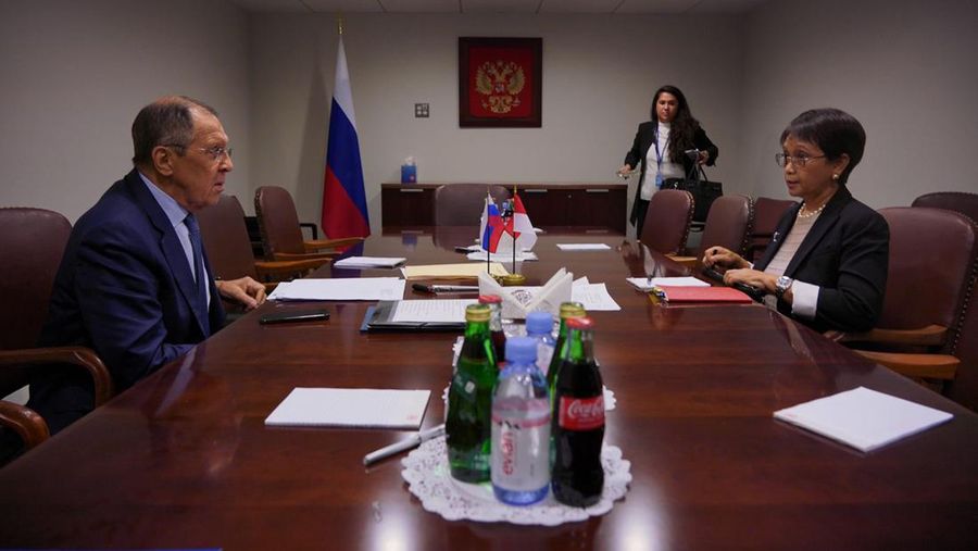 Menteri Luar Negeri (Menlu) Indonesia Retno Marsudi dan Menlu Rusia Sergey Lavrov di sela-sela Rangkaian Sidang ke-77 Majelis Umum PBB di New York, Kamis (22/9/2022). (Dok: twitter @Menlu_RI)